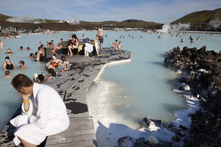 how to travel in iceland on a budget
